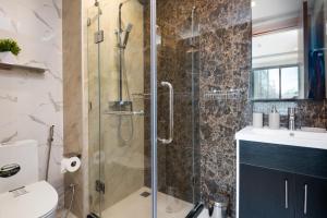 Rare XXXL Swimming Pools Resort - 500Mbps Blazing Fast Free WIFI - Top Floor Pool View Balcony - Gym - Sauna - Kids Playground - Supermarkets