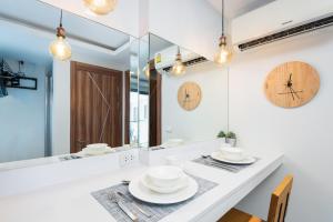 Rare XXXL Swimming Pools Resort - 500Mbps Blazing Fast Free WIFI - Top Floor Pool View Balcony - Gym - Sauna - Kids Playground - Supermarkets