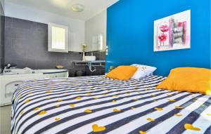 Maisons de vacances Beautiful Home In Meyreuil With Kitchen : photos des chambres