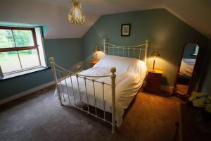 Cosy Cottage in Wild Countryside by Llys-y-Fran