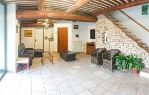 Maisons de vacances Amazing home in Cabrires-dAvignon with Outdoor swimming pool, WiFi and 5 Bedrooms : photos des chambres