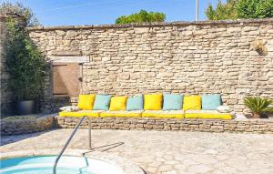 Maisons de vacances Amazing home in Cabrires-dAvignon with Outdoor swimming pool, WiFi and 5 Bedrooms : photos des chambres