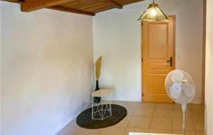Maisons de vacances Amazing home in Cabrires-dAvignon with Outdoor swimming pool, WiFi and 5 Bedrooms : photos des chambres