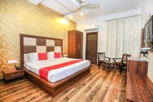 Hotel Hollywood Heights near Railway station