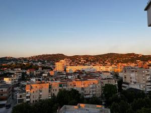 Lovely 2 bedroom condo with free parking