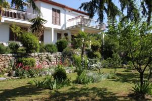 Apartments with parking space Lovran, Opatija - 2303 - 3hvězdičkové hotely ve městě Lovran