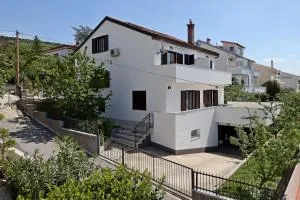 Apartments and rooms with parking space Selce, Crikvenica - 2362 - 茨里克韦尼察