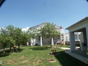 Apartments with a parking space Valbandon, Fazana - 2310 