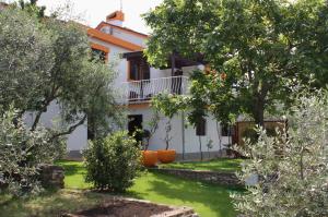 Apartments with parking space Njivice, Krk - 2391