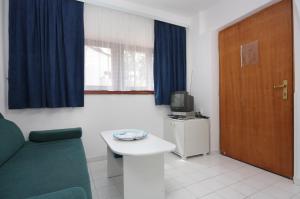 Apartments with parking space Njivice, Krk - 2391