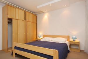 Apartments with parking space Njivice, Krk - 2391