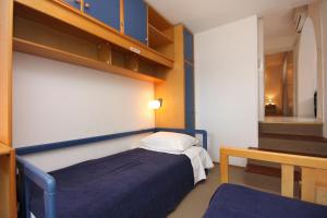 Apartments with parking space Njivice, Krk - 2391