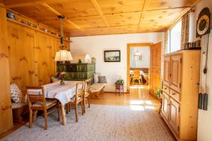 Landhauswohnung mit wildromantischem Garten