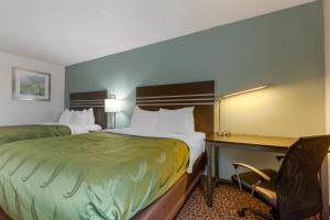 Queen Room with Two Queen Beds - Smoking room in Quality Inn Alexis Rd