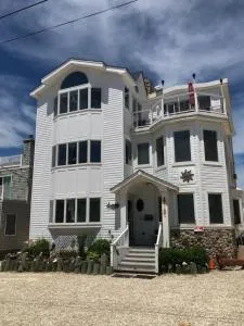 Beach House Retreats 6-just 30 Steps from the Beach with Rooftop Hot Tub and Gourmet Kitchen - Beach Haven Crest