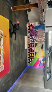 Appartements Capsule Art Deco - Jacuzzi - Netflix - Home Cinema - Arcade de jeux & Nintendo switch - 2 chambres - Filet suspendu : photos des chambres