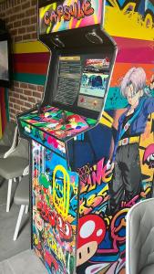 Capsule Art Déco - Jacuzzi - Netflix - Home Cinéma - Arcade de jeux & Nintendo switch - 2 chambres - Filet suspendu