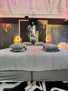 Capsule Art Déco - Jacuzzi - Netflix - Home Cinéma - Arcade de jeux & Nintendo switch - 2 chambres - Filet suspendu