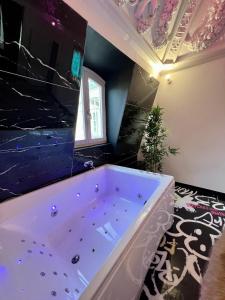 Capsule Art Déco - Jacuzzi - Netflix - Home Cinéma - Arcade de jeux & Nintendo switch - 2 chambres - Filet suspendu