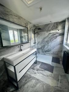 Appartements Capsule Art Deco - Jacuzzi - Netflix - Home Cinema - Arcade de jeux & Nintendo switch - 2 chambres - Filet suspendu : photos des chambres