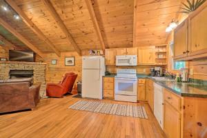 Mountain Dream Cabin with Deck, 7 Mi to Gatlinburg