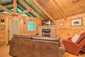 Mountain Dream Cabin with Deck, 7 Mi to Gatlinburg
