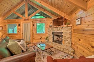 Mountain Dream Cabin with Deck, 7 Mi to Gatlinburg