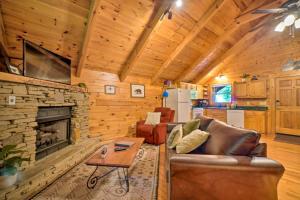 Mountain Dream Cabin with Deck, 7 Mi to Gatlinburg