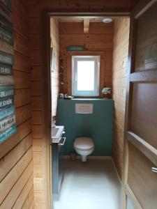 Sejours chez l'habitant Suite parentale dans maison en bois calme - frigo, vue jardin : Chambre Double