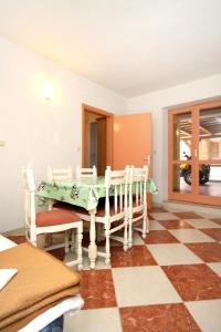 Apartments by the sea Promajna, Makarska - 2674