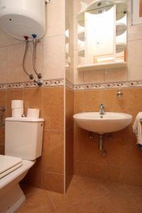 Apartments by the sea Promajna, Makarska - 2674