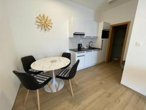 Apartments by the sea Promajna, Makarska - 2592