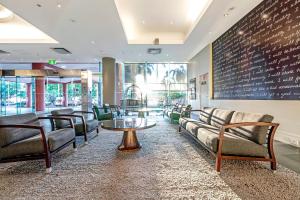 Modern Harbour Retreat with Sweeping Views Pool