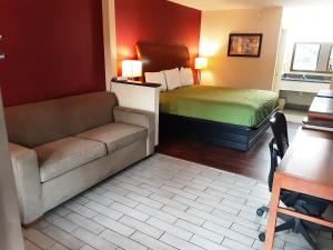 King Suite with Sofa Bed - Smoking room in Econo Lodge Inn & Suites - Griffin
