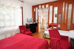 Apartments with parking space Novi Vinodolski - 2423