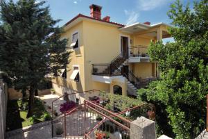 Apartments with parking space Novi Vinodolski - 2416