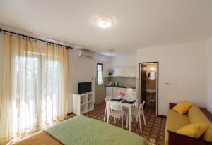 Apartments with WiFi Komiza, Vis - 2420