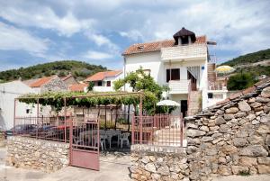 Apartments with parking space Vis - 2436