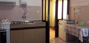 Apartments with parking space Vis - 2436