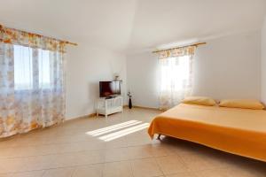 One-Bedroom Apartment with Balcony and Sea View room in Apartments and rooms with parking space Nerezine Losinj - 2506