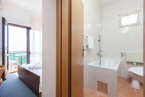 Apartments by the sea Podgora, Makarska - 2604