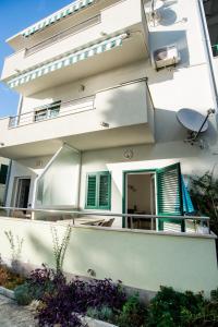 Apartments by the sea Promajna, Makarska - 2605