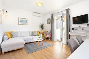 Two-Bedroom Apartment with Terrace and Sea View room in Apartments by the sea Podgora Makarska - 2594