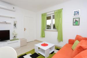 Apartments by the sea Podgora, Makarska - 2594
