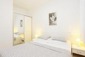 Apartments by the sea Podgora, Makarska - 2594