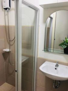 Studio Apartment with pool and gym by The Cusicks