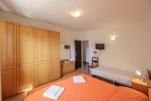 Apartments with WiFi Komiza, Vis - 2420