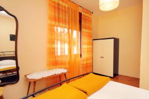 Apartments with parking space Novi Vinodolski - 2423