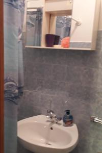 Apartments with parking space Vis - 2436