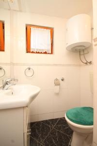 Apartments with parking space Rukavac, Vis - 2444